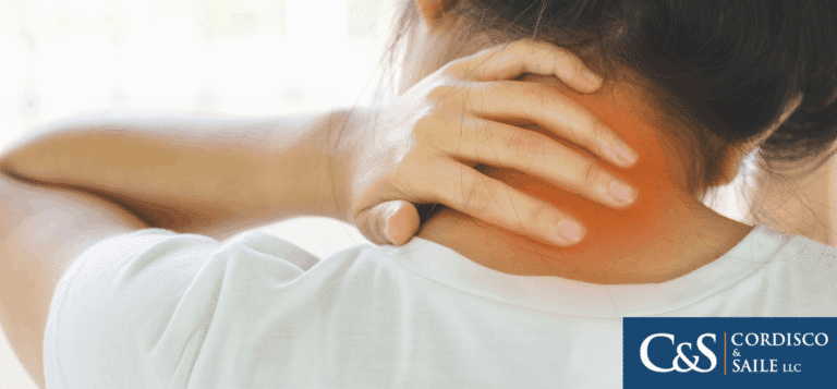 Women holding her neck in pain